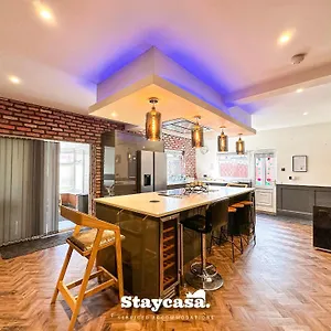 Holiday home Beautiful Detached - Jacuzzi Bath - Parking, Manchester