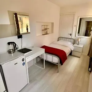 Holiday home Private Single With Ensuite In Chorlton, Manchester